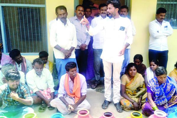 jagalur women protest water problem
