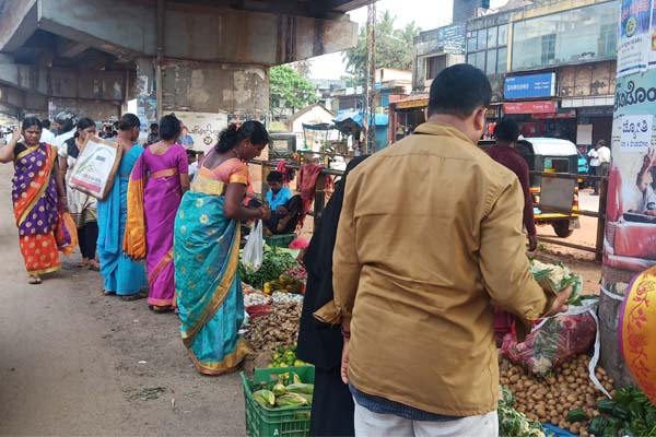 ಬೀದಿ ವ್ಯಾಪಾರಿಗಳ ಕಿರಿಕಿರಿ