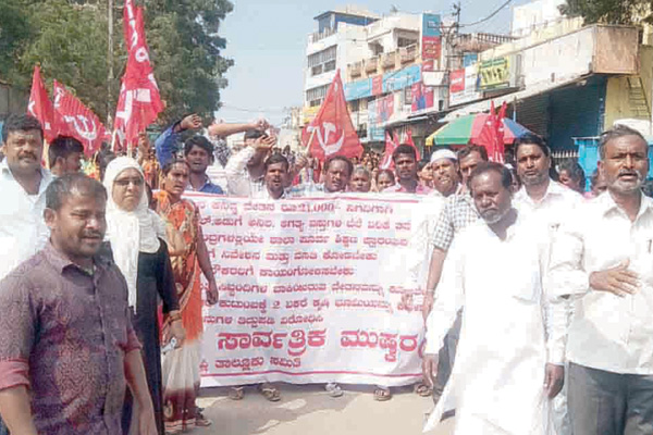 ಕಾರ್ಮಿಕರಿಗೆ ಕನಿಷ್ಠ ವೇತನ ಖಾತ್ರಿ ಪಡಿಸಿ – ಸಿಪಿಐಎಂ ಜಿಲ್ಲಾ ಕಾರ್ಯದರ್ಶಿ ಎಚ್.ತಿಪ್ಪಯ್ಯ ಒತ್ತಾಯ