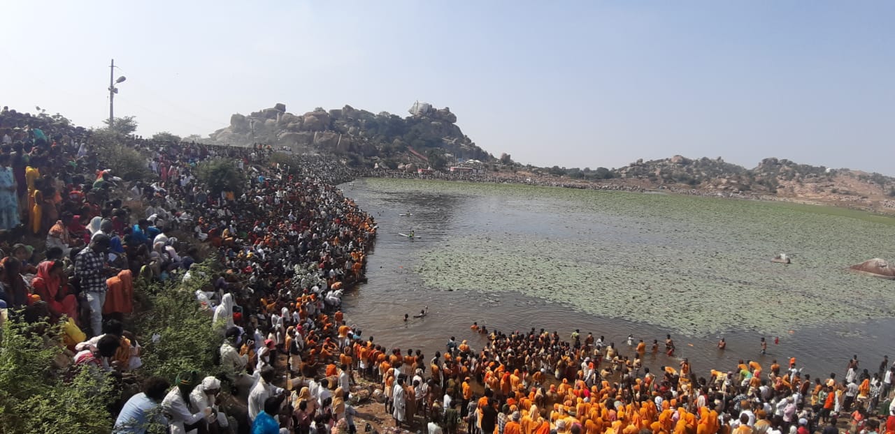 PHOTOS| ಮೈಲಾಪುರ ಗ್ರಾಮದಲ್ಲಿ ಮಲ್ಲಯ್ಯನ ಅದ್ದೂರಿ ಜಾತ್ರೆ: ಜಿಲ್ಲಾಡಳಿತದಿಂದ 700 ಹರಕೆ ಕುರಿಮರಿ ವಶಕ್ಕೆ