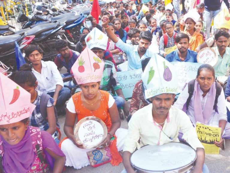 Chitradurga, midday meal, students, protest,