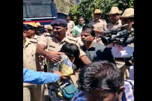 VIDEO| ಬೆಂಗಳೂರಲ್ಲಿ ಮತ್ತೊಮ್ಮೆ ಪಾಕ್​ ಪರ ಘೋಷಣೆ? ಟೌನ್​ಹಾಲ್​ ಬಳಿ ಯುವತಿಯನ್ನು ವಶಕ್ಕೆ ಪಡೆದು ಗೌಪ್ಯ ಸ್ಥಳಕ್ಕೆ ಕರೆದೊಯ್ದ ಪೊಲೀಸರು