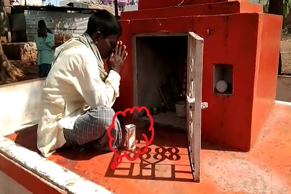 VIDEO: ಹನುಮ ದೇವರಿಗೆ ಮದ್ಯಪ್ರಿಯ ಸಲ್ಲಿಸಿದ ಪೂಜೆ ಇದೀಗ ವೈರಲ್​