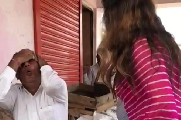 VIDEO: ನಿಮ್ಮಂಥ ಚೆಲುವೆ ಮಾರ್ಕೆಟ್​ಗೆ ಬರಬಾರದು ಎಂದ ಸರ್ಕಾರಿ ಅಧಿಕಾರಿಗೆ ಬಿತ್ತು ಚಪ್ಪಲಿ ಏಟು!