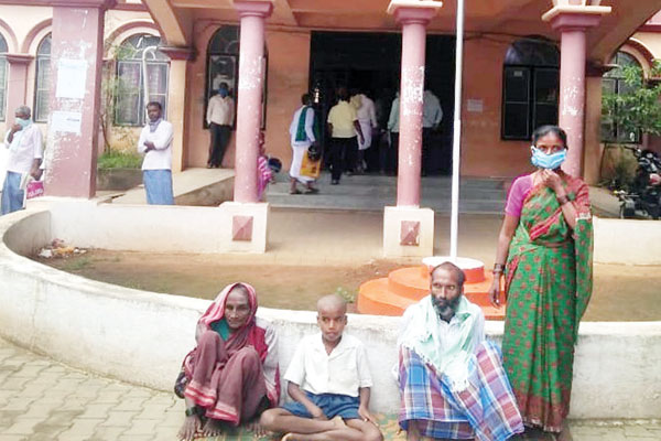 ಮನೆ ನಿರ್ಮಾಣಕ್ಕೆ ಒತ್ತಾಯಿಸಿ ಧರಣಿ ಕುಳಿತ ಕುಟುಂಬ