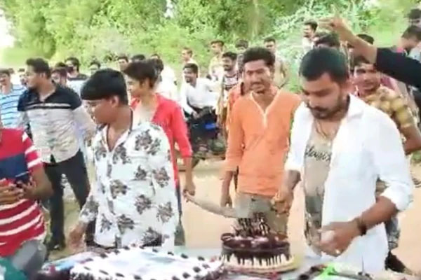 VIDEO: ಮಧ್ಯ ರಸ್ತೆಯಲ್ಲಿ ಭರ್ಜರಿ ಬರ್ತ್​ ಡೇ ಪಾರ್ಟಿ; ಖಡ್ಗದಲ್ಲಿ ಕೇಕ್​ ಕತ್ತರಿಸಿದ ಬಿಜೆಪಿ ಮುಖಂಡ
