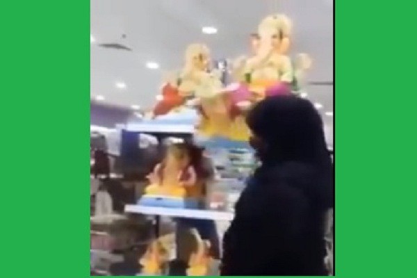 VIDEO: ಗಣಪತಿ ಮೂರ್ತಿಯನ್ನು ನೆಲಕ್ಕೆಸೆದ ಬುರ್ಖಾಧಾರಿ ಮಹಿಳೆ ವಿರುದ್ಧ ಕ್ರಮ ಜರುಗಿಸಿದ ಮುಸ್ಲಿಂ ರಾಷ್ಟ್ರ!