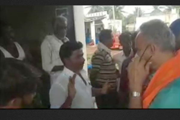 VIDEO|ಶಿರಾ ಬೈ ಎಲೆಕ್ಷನ್​: ಮತ ಕೇಳೋಕೆ ಬಂದ ಮಾಜಿ ಶಾಸಕರಿಗೆ ಹಿಗ್ಗಾಮುಗ್ಗಾ ತರಾಟೆ!