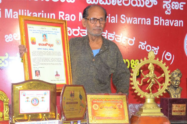 ಪ್ರಶಸ್ತಿ ಬಂದಿವೆ, ಮನೆ-ನೆಲೆಯಿಲ್ಲ