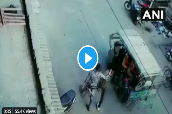 VIDEO: ನಿರ್ಮಾಣಹಂತದಲ್ಲಿ ಕಟ್ಟಡದ ಕಂಬ ಯುವಕನ ಮೇಲೆ ಬಿದ್ದ ಭಯಾನಕ ವಿಡಿಯೋ