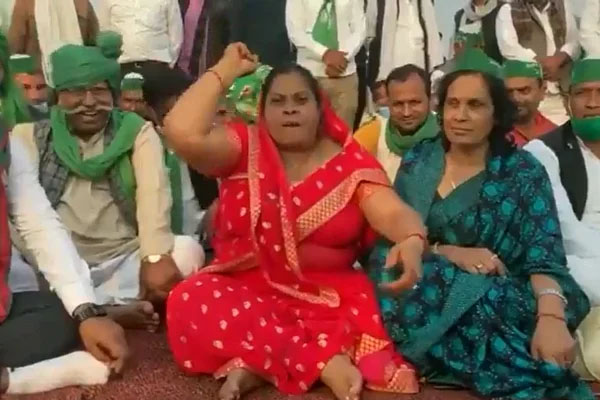 VIDEO| ಪೊಲೀಸರು ನನ್ನ ಚಪ್ಪಲಿ ಕದ್ದಿದ್ದಾರೆ! ಹೋರಾಟ ನಿರತ ರೈತ ಮಹಿಳೆಯ ಆರೋಪ ಹೇಗಿದೆ ನೋಡಿ
