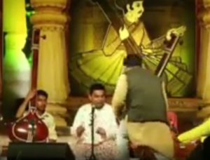 VIDEO: ಸಂಗೀತ ದಿಗ್ಗಜರ ಕಾರ್ಯಕ್ರಮದಲ್ಲಿ ರಾಜಮನೆತನದ ಈ ರಾಜಕಾರಣಿ ಛೀ ಹೀಗೆ ಮಾಡೋದಾ?