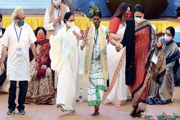 VIDEO| ಮಮತಾ ಬ್ಯಾನರ್ಜಿ ಮಸ್ತ್​ ಡ್ಯಾನ್ಸ್​! ವೇದಿಕೆ ಮೇಲೆ ಕುಣಿದು ರಂಜಿಸಿದ ದೀದಿ