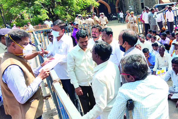 ಕನಿಷ್ಠ ವೇತನ, ಸೇವಾ ಭದ್ರತೆ ನೀಡಿ