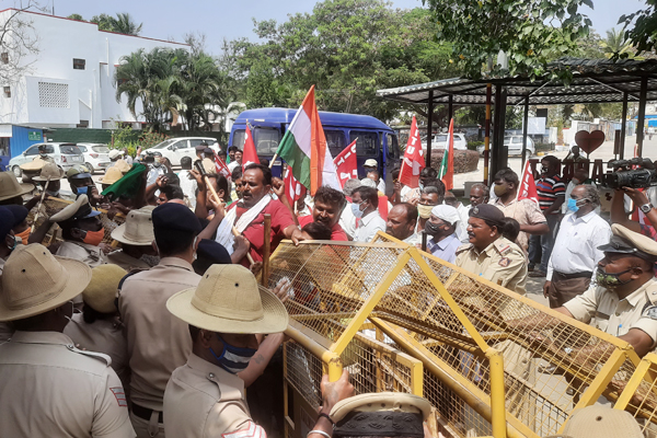 ರೈಲು ನಿಲ್ದಾಣಕ್ಕೆ ನುಗ್ಗಲು ಯತ್ನಿಸಿದವರ ಬಂಧನ