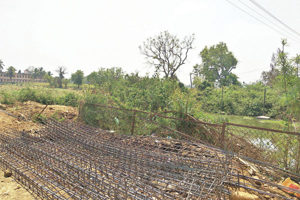 ಚರಂಡಿ ಪಕ್ಕವೇ ಅಂಗನವಾಡಿ!