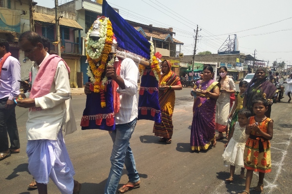 ಧಗಧಗಿಸುವ ಬಿಸಿಲಲ್ಲೂ ಪಾದಯಾತ್ರೆ