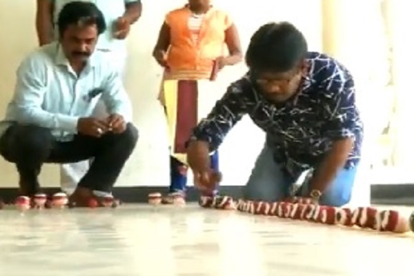 VIDEO| ಎರಡು ಬೆರಳಲ್ಲಿ 234 ಬುಗುರಿ ತಿರುಗಿಸಿ ಚುನಾವಣಾ ಪ್ರಚಾರ!