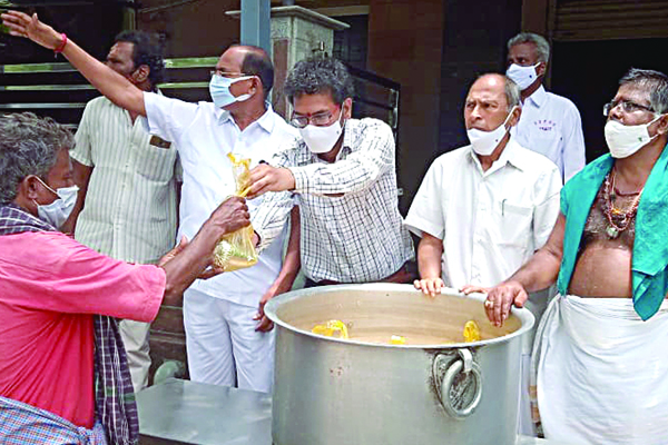 ಶ್ರೀಶೈಲ ಪೀಠದಿಂದ ನಿರ್ಗತಿಕರಿಗೆ ಅನ್ನದಾನ