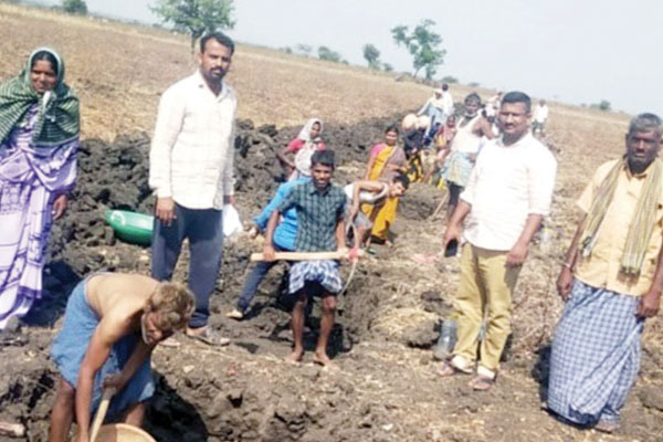 ಲ್ಯಾಪ್​ಟಾಪ್ ಹಿಡಿದ ಕೈಯಲ್ಲೀಗ ಸಲಿಕೆ, ಗುದ್ದಲಿ