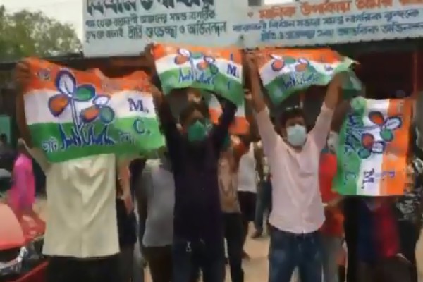 VIDEO| ಪಶ್ಚಿಮ ಬಂಗಾಳದಲ್ಲಿ ಟಿಎಂಸಿ ಮುನ್ನಡೆ: ಕರೊನಾ ನಿಯಮಗಳನ್ನು ಗಾಳಿಗೆ ತೂರಿ ಸಂಭ್ರಮಾಚರಣೆ