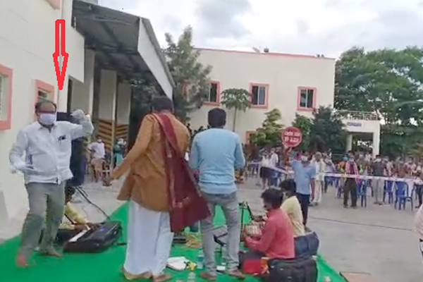 VIDEO| ಕರೊನಾ ಸೋಂಕಿತರ ಮನೋಲ್ಲಾಸಕ್ಕೆ ಹಾಡುತ್ತಾ ಮಸ್ತ್​ ಡಾನ್ಸ್​ ಮಾಡಿದ ಜೆಡಿಎಸ್​ ಶಾಸಕ!