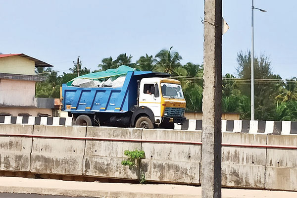 ಅಪಾಯಕಾರಿಯಾಗಿ ಶಿಲೆ ಕಲ್ಲು ಸಾಗಾಟ, ಕಾರ್ಯಾಚರಣೆಗೆ ಆಗ್ರಹ