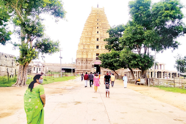 ಹೊಸ ವರ್ಷಾಚರಣೆಗೆ ಬ್ರೇಕ್; ಹಂಪಿ ಸ್ಮಾರಕಗಳಿಗೆ ಭೇಟಿ ನೀಡಲು ನಿರ್ಬಂಧವಿಲ್ಲ