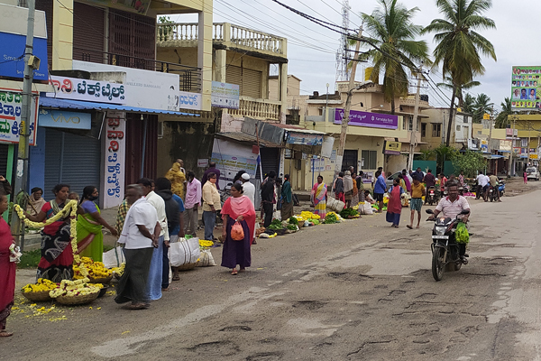 ಮಾರುಕಟ್ಟೆಯಾದ ಕೊರಟಗೆರೆ ಮುಖ್ಯ ರಸ್ತೆ ; ವಾಹನ ಸಂಚಾರಕ್ಕೆ ತೊಡಕು ; ವ್ಯಾಪಾರ ನಡೆಸದಂತೆ ಸಂತೆ ಮೈದಾನಕ್ಕೆ ನಾಕಾಬಂಧಿ