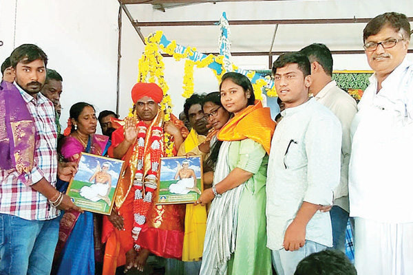 ಬೇಡುವ ಗುಣಕ್ಕಿಂತ ನೀಡುವ ಗುಣ ದೊಡ್ಡದು, ಶ್ರೀ ದಿಂಗಾಲೇಶ್ವರ ಸ್ವಾಮೀಜಿ ಸಲಹೆ