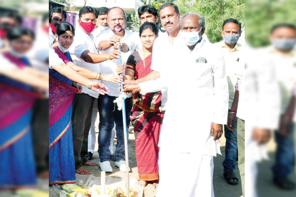 ಸಿರಗುಪ್ಪದಲ್ಲಿ ಅಭಿವೃದ್ಧಿ ಕಾಮಗಾರಿಗಳಿಗೆ ಭೂಮಿ ಪೂಜೆ