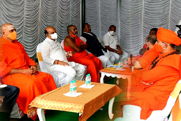 ಈಶ್ವರಪ್ಪ ನೇತೃತ್ವದಲ್ಲಿ ಸಿಎಂ ಬಳಿ ಬಂದ ಮಠಾಧೀಶರು: ಮಠಗಳಿಗೂ ಬಜೆಟ್‌ನಲ್ಲಿ ಸೌಲಭ್ಯ ನೀಡುವುದಾಗಿ ಭರವಸೆ
