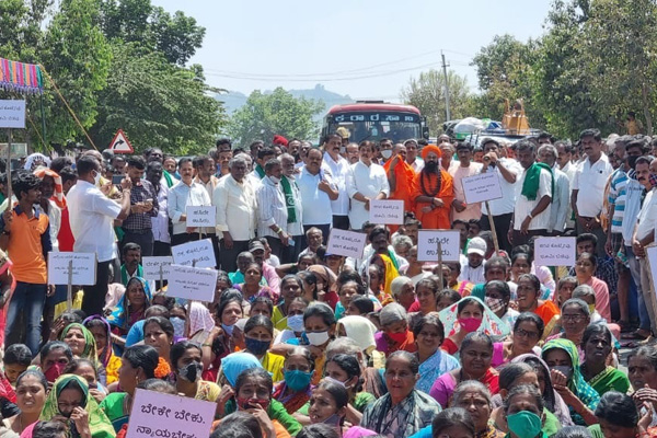 ಕಲ್ಲುಗಣಿಗಾರಿಕೆಗೆ ನೀಡಿರುವ ಅನುಮತಿ ವಾಪಸ್‌ಗೆ ಪಟ್ಟು ; ನೀಲಗೊಂಡನಹಳ್ಳಿ, ಎಲೆರಾಂಪುರ ಗ್ರಾಪಂ ವ್ಯಾಪ್ತಿಯ ರೈತರಿಂದ ಬೃಹತ್ ಪ್ರತಿಭಟನೆ