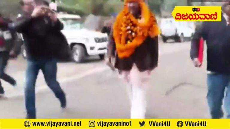 VIDEO: ನಾಮಪತ್ರ ಸಲ್ಲಿಸಲು ಓಡೋಡಿ ಬಂದ ಕ್ರೀಡಾ ಸಚಿವ! ವಿಡಿಯೋ ವೈರಲ್