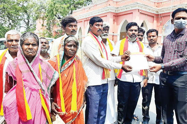 ಜಾತಿ ಆಧರಿಸಿ ಕೂಲಿ ಹಣ ಪಾವತಿಸದಿರಲು ಡಿಸಿಗೆ ಕರ್ನಾಟಕ ಜನಸೈನ್ಯ ಸಂಘಟನೆ ಒತ್ತಾಯ