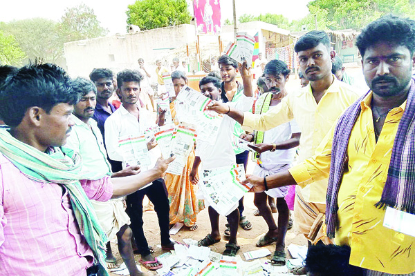 ತಿಪ್ಪೆಗುಂಡಿಯಲ್ಲಿ ಸಾರ್ವಜನಿಕ ದಾಖಲೆಗಳು: ಪೋಸ್ಟ್‌ಮನ್ ವಿರುದ್ಧ ಗೌರಿಪುರ ಜನರು ಆಕ್ರೋಶ