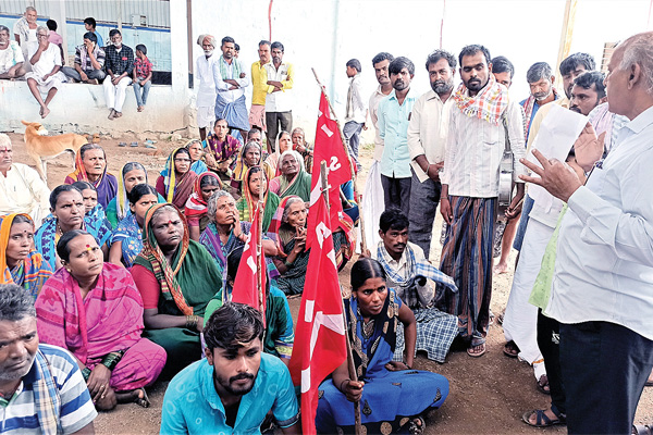 ಸಮರ್ಪಕ ಕೂಲಿ ಪಾವತಿಗೆ ಆಗ್ರಹ: ಗುಮಗೇರಾ ಗ್ರಾಪಂ ಎದುರು ನರೇಗಾ ಕಾರ್ಮಿಕರ ಪ್ರತಿಭಟನೆ