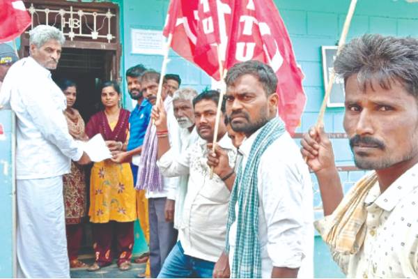 ಪರಿಷ್ಕೃತ ಕನಿಷ್ಠ ವೇತನಕ್ಕಾಗಿ ಬೀದಿಗಿಳಿದ ಕೂಲಿ ಕಾರ್ಮಿಕರು