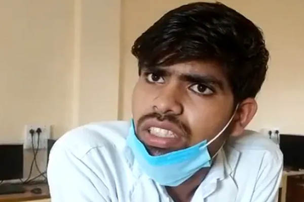 VIDEO| ಒಂದೇ ಸಿರಿಂಜ್​ನಲ್ಲಿ 30 ವಿದ್ಯಾರ್ಥಿಗಳಿಗೆ ಲಸಿಕೆ: ಕಾರಣ ಕೇಳಿದ್ದಕ್ಕೆ ಈ ರೀತಿನಾ ಮಾತಾಡೋದು…