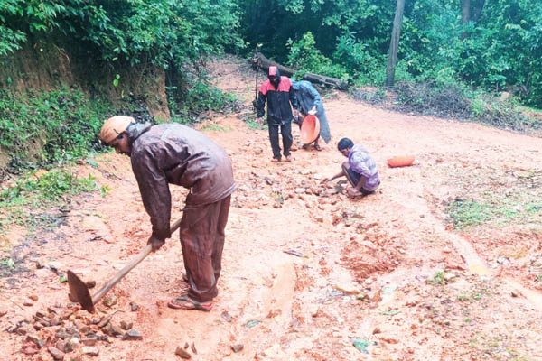 ಕಂಬಳಗದ್ದೆಗಿಂತಲೂ ಕಡೆ ತೊಂಡ್ಲೆ ರಸ್ತೆ