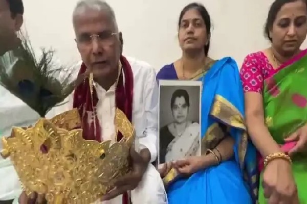 ಪತ್ನಿ ಸಾವಿನ ಬಳಿಕವೂ 30 ವರ್ಷದ ಹರಕೆ ಈಡೇರಿಸಿದ ಪತಿ: ಸಾಯಿಬಾಬಾಗೆ ಚಿನ್ನದ ಕಿರೀಟ ದಾನ