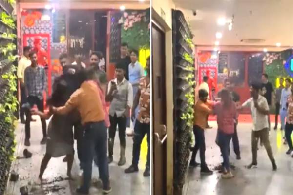 VIDEO: ಪಬ್​ನಲ್ಲಿ ವ್ಯಕ್ತಿಯನ್ನು ಹಿಗ್ಗಾಮುಗ್ಗಾ ಥಳಿಸಿದ ಮಹಿಳೆಯರು!