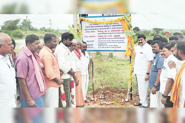 ಸಿಸಿ ರಸ್ತೆ ಜತೆಗೆ ಎಡ – ಬಲ ಬದಿಗೆ ಚರಂಡಿ ನಿರ್ಮಿಸಿದಾಗಿ ಹೇಳಿದ ಶಾಸಕ ಜಿ.ಕರುಣಾಕರರೆಡ್ಡಿ