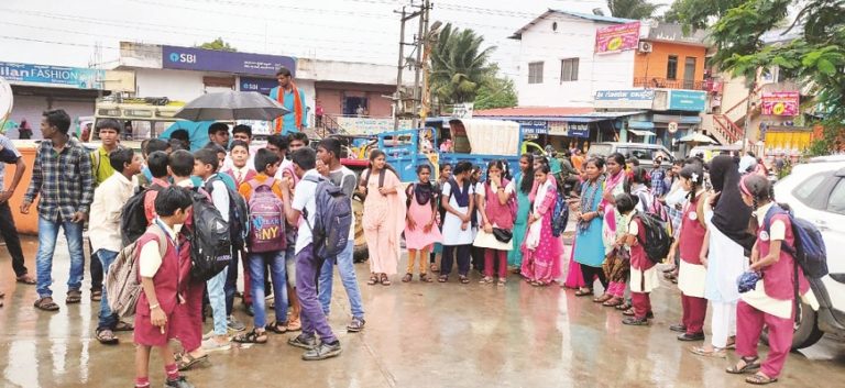 ಬಸ್ ಸೌಲಭ್ಯಕ್ಕೆ ಆಗ್ರಹಿಸಿ ಪ್ರತಿಭಟನೆ