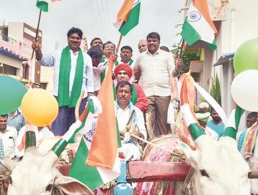 ಬಾವುಟ ಹಾರಿಸಿ ದೇಶಪ್ರೇಮ ಮೆರೆಯೋಣ