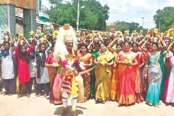 ನಾಯಕನಹಟ್ಟಿಯಲ್ಲಿ ಕುಂಭಗಳ ಮೆರವಣಿಗೆ: ತಿಪ್ಪೇಶನಿಗೆ ಸಹಸ್ರ ಬಿಲ್ವಾರ್ಚನೆ