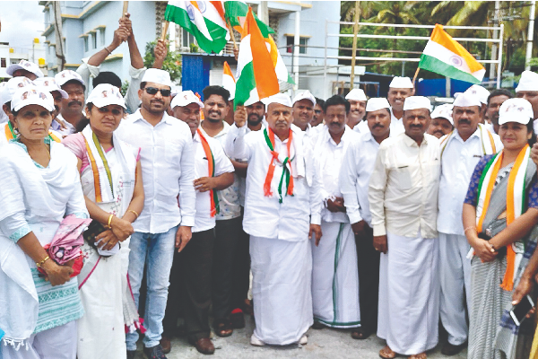 ಬಿಜೆಪಿಮುಕ್ತ ಭಾರತಕ್ಕೆ ಕಾಂಗ್ರೆಸ್ ಹೋರಾಟ; ಹೊಸದುರ್ಗದಲ್ಲಿ ಅಮೃತ ನಡಿಗೆಗೆ ಚಾಲನೆ