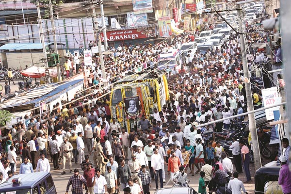 ಸಾಹುಕಾರ ದರ್ಶನಕ್ಕೆ ಹರಿದುಬಂದ ಜನಸಾಗರ