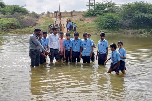 ತುಂಬಿದ ತಾಯಕನಹಳ್ಳಿ ಹಳ್ಳ ದಾಟಿದ ಶಾಲಾ ವಿದ್ಯಾರ್ಥಿಗಳು, ಶಿಕ್ಷಕರು