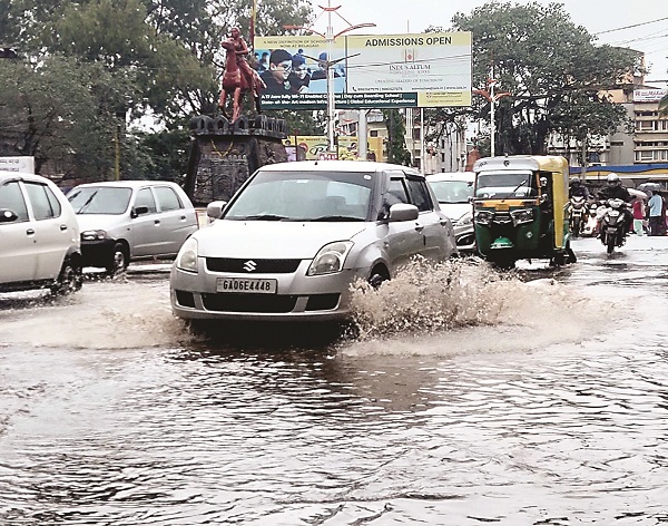 ಗುಡುಗು, ಮಿಂಚಿನೊಂದಿಗೆ ಭಾರಿ ಮಳೆ